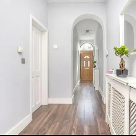 Spacious 2-bedroom Property, Minutes From City. * Dublin