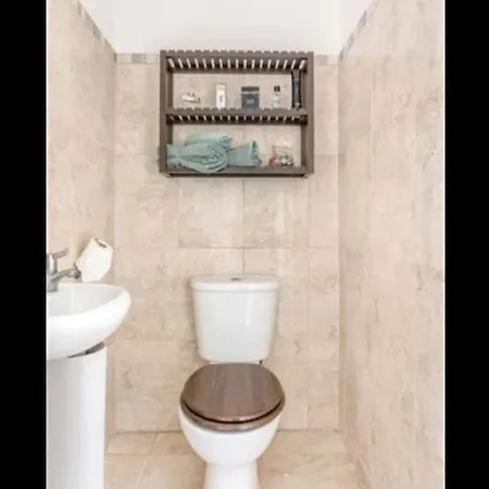 Spacious 2-bedroom Property, Minutes From City. Lejlighed