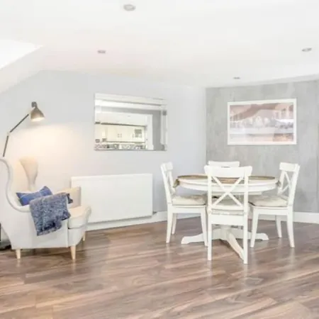 Lägenhet Spacious 2-bedroom Property, Minutes From City. *