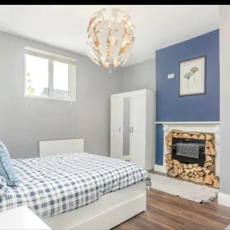 Lejlighed Spacious 2-bedroom Property, Minutes From City. *