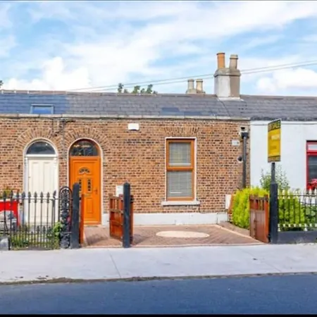 Spacious 2-bedroom Property, Minutes From City. *