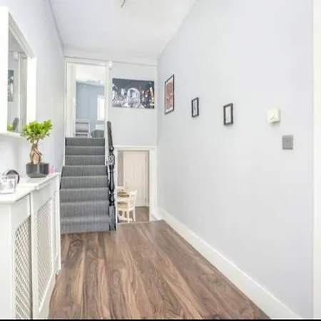 Spacious 2-bedroom Property, Minutes From City. Apartmán Dublin