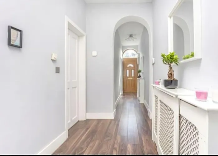 Spacious 2-bedroom Property, Minutes From City. * דבלין