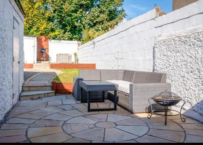 Spacious 2-bedroom Property, Minutes From City. * דבלין