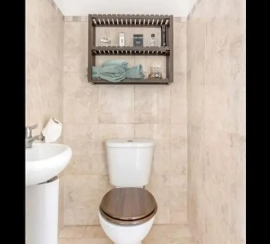 Spacious 2-bedroom Property, Minutes From City. דירה