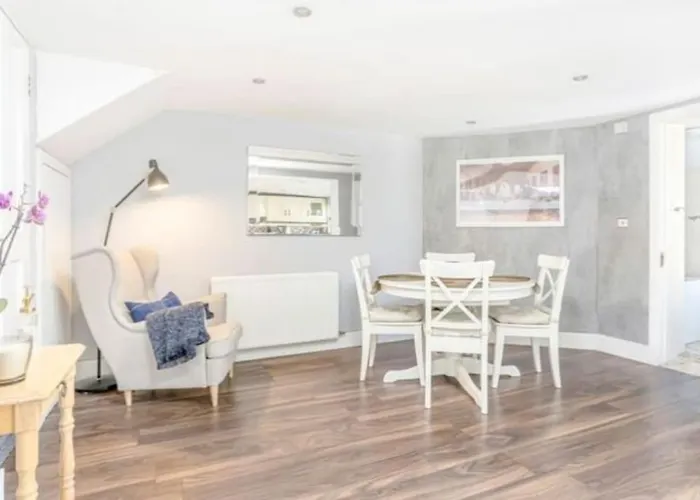דירה Spacious 2-bedroom Property, Minutes From City. *