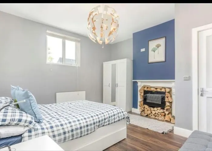 דירה Spacious 2-bedroom Property, Minutes From City. *