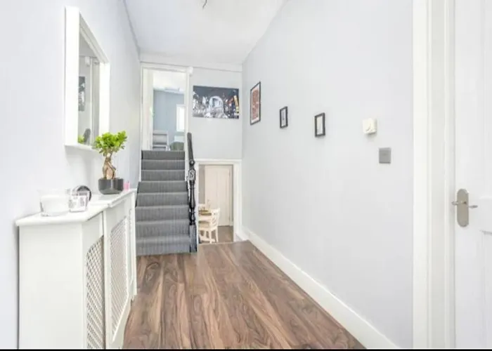 Spacious 2-bedroom Property, Minutes From City. דירה דבלין
