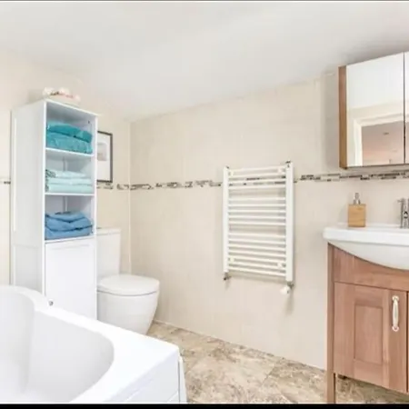 Apartment Spacious 2-bedroom Property, Minutes From City. Dublin